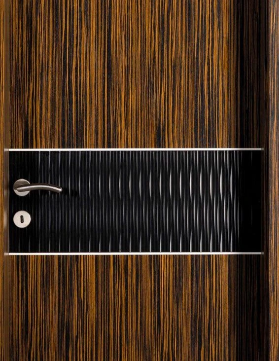 detaliu ușă de interior furnir