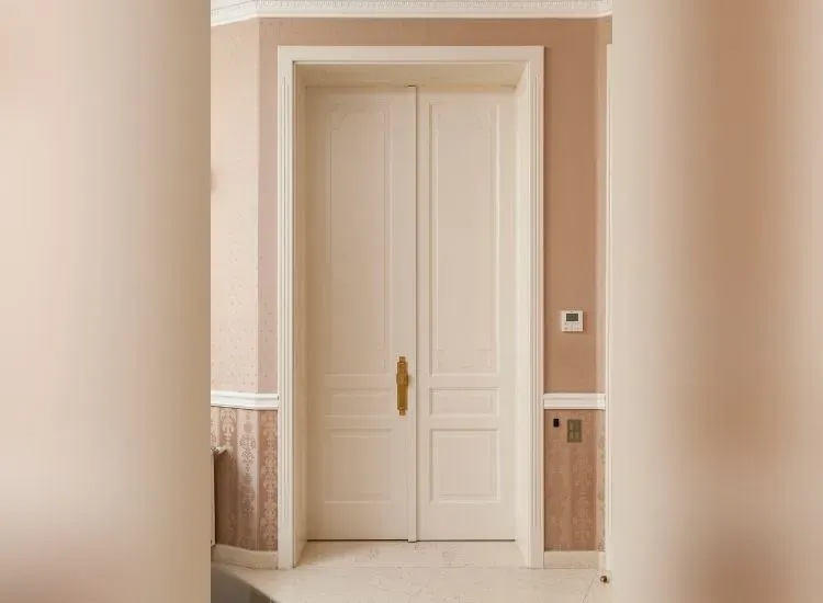 Eleganța discretă a ușilor clasice personalizate pentru case interbelice  