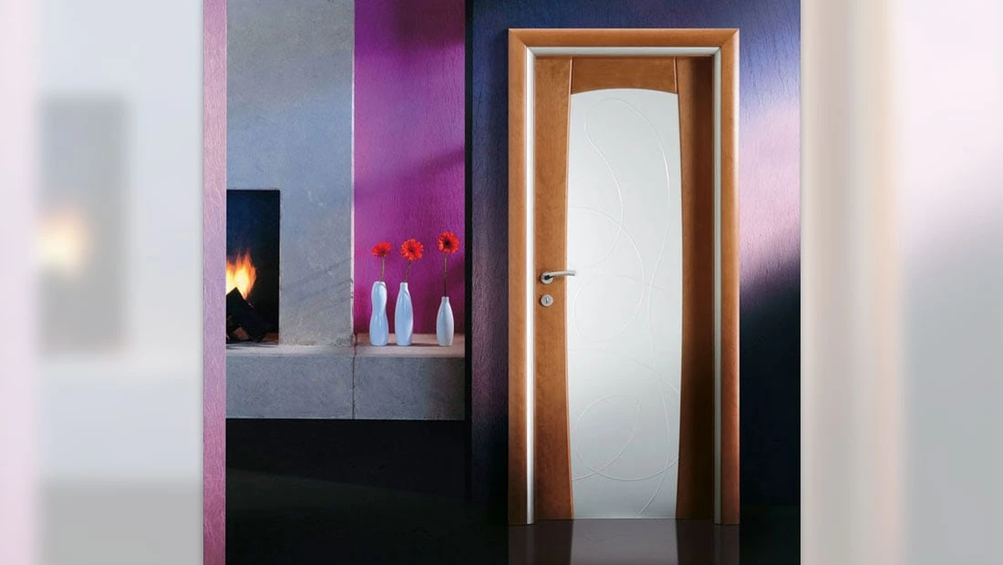 Usa de interior Chrysokoll, din lemn stratificat, cu toc special, sticla securizata si furnir natural de cires